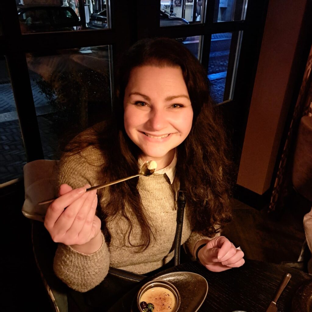 vrouw aan het genieten van een dessert