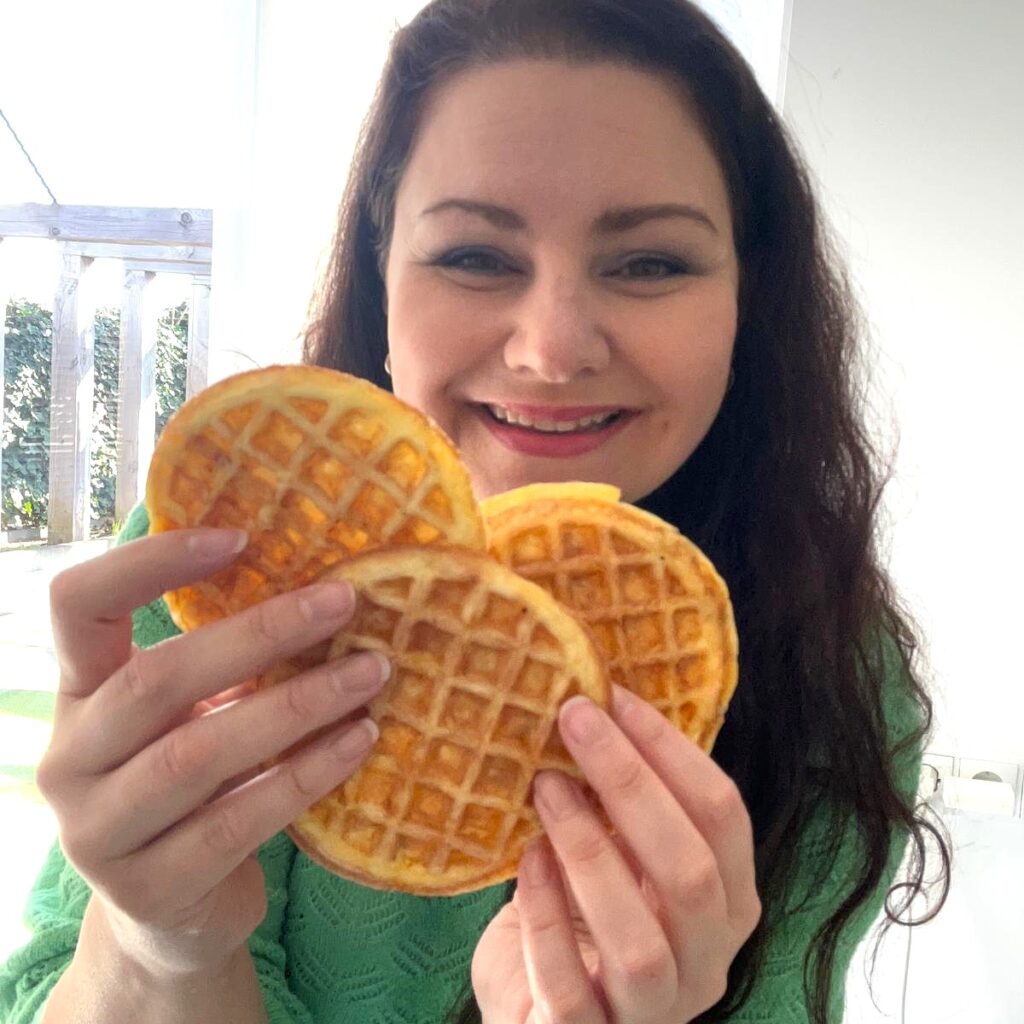 vrouw met drie glutenvrije eiwafels in hand
