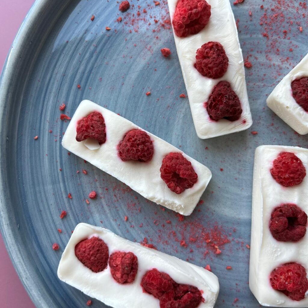 half bord met glutenvrije yoghurt ice barks