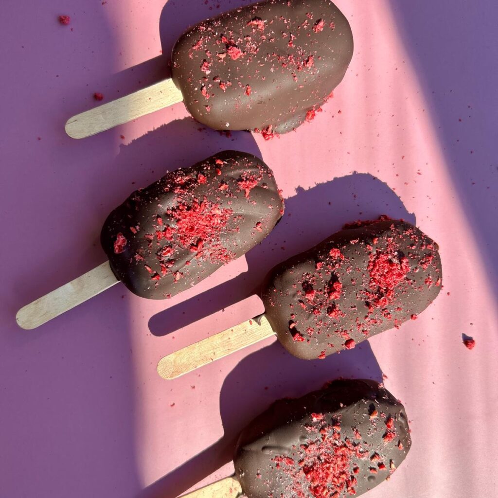 frambozen choco bites op roze achtergrond met zonnestralen