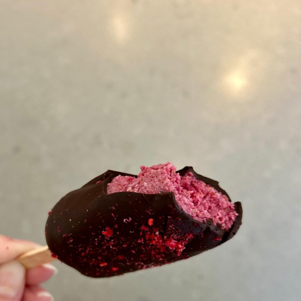 een hap uit een glutenvrij ijsje