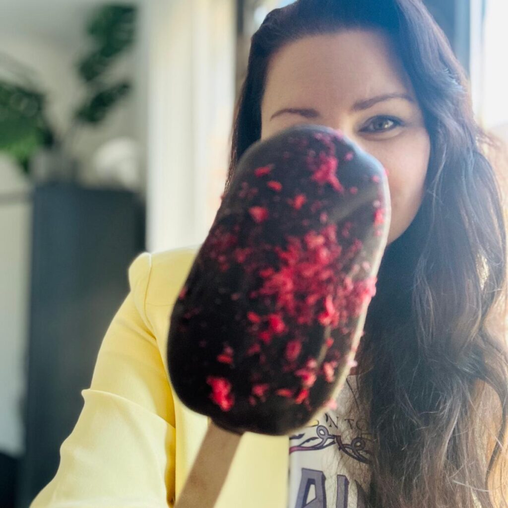vrouw met glutenvrij ijsje in haar hand