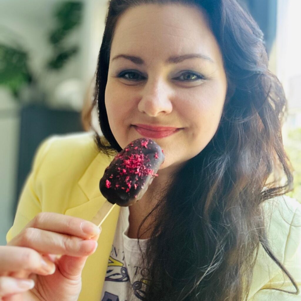 vrouw die heel blij is met een glutenvrij ijsje