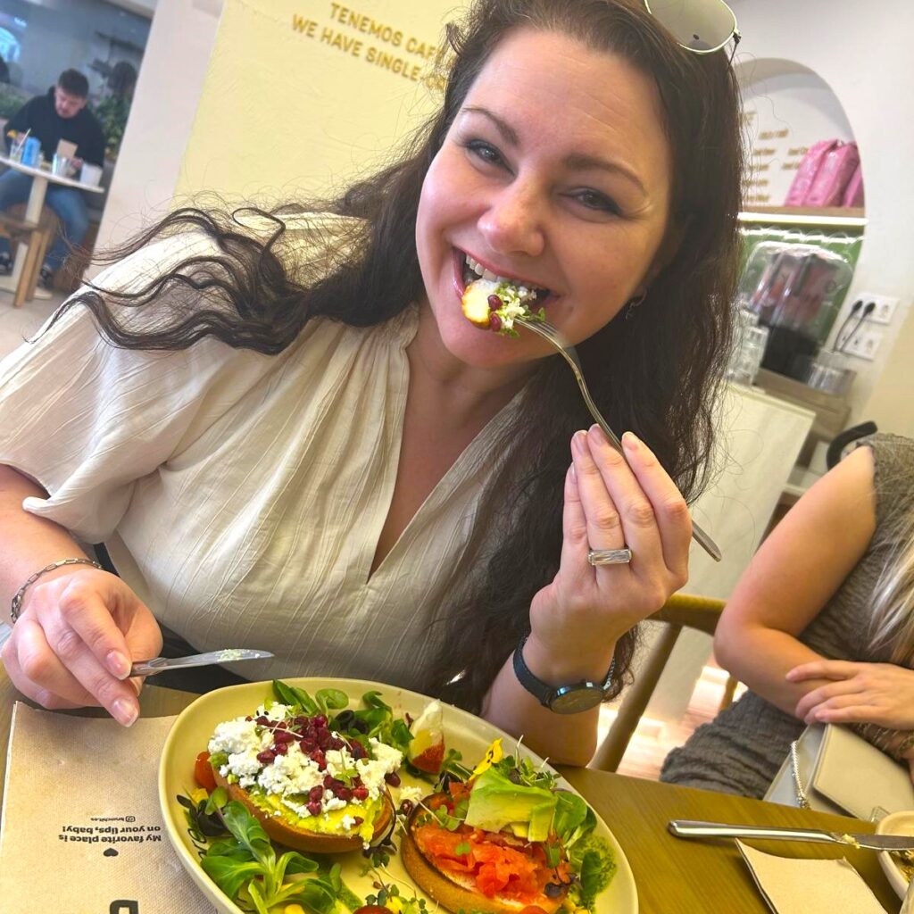 vrouw die glutenvrij luncht