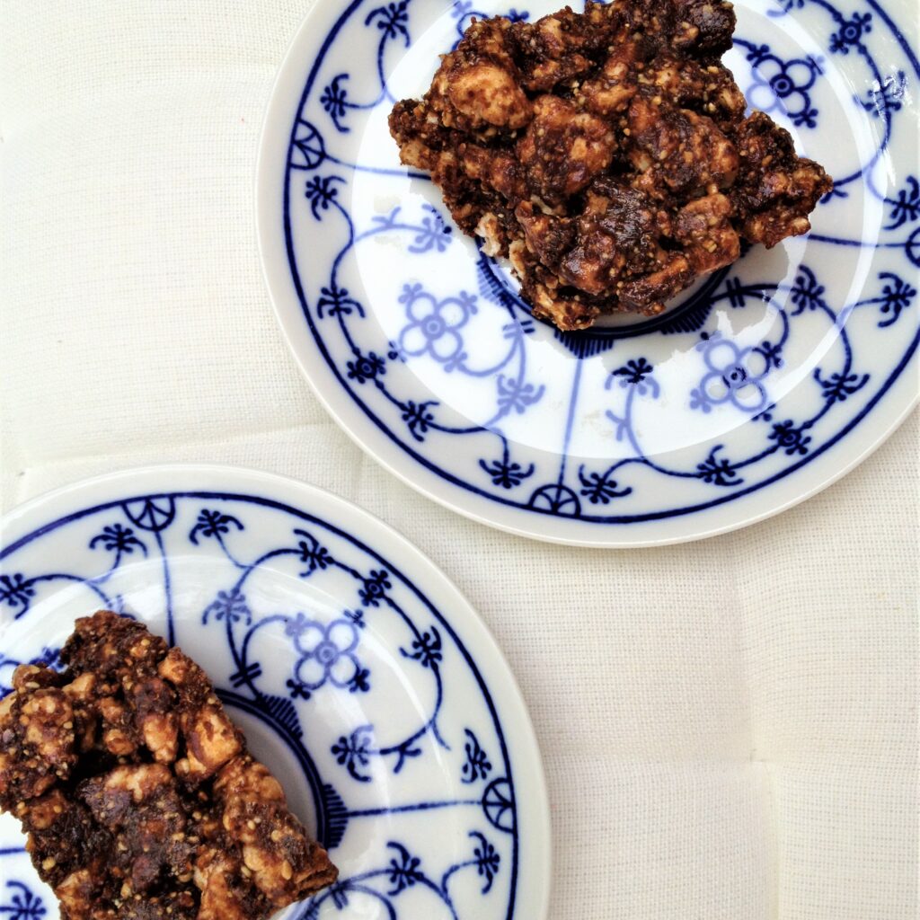 twee stukjes rijstwafel sticky bites op bordjes