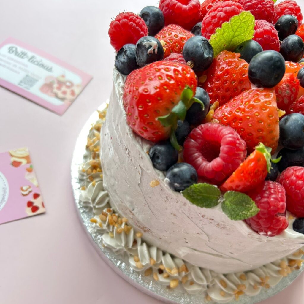 glutenvrije taart met fruit en visitekaartjes