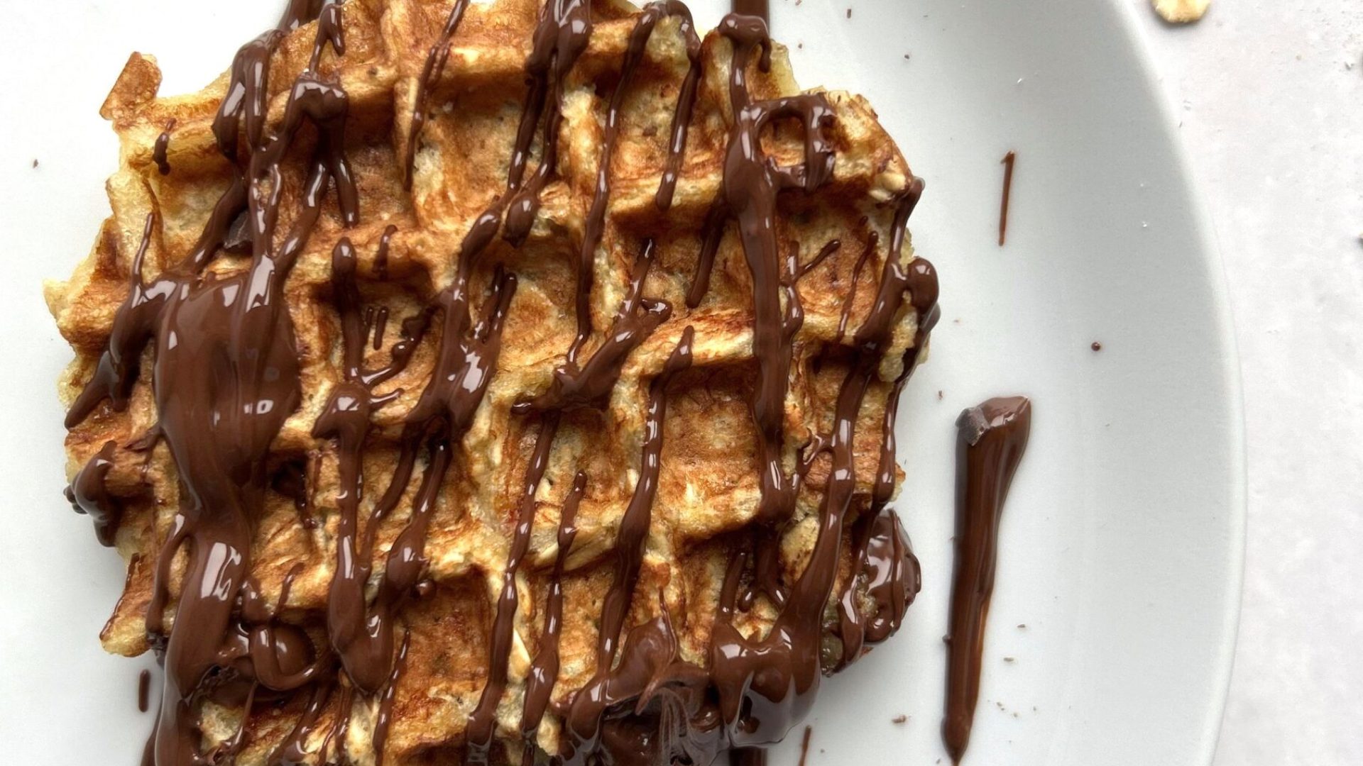 Heerlijke glutenvrije banaan havermoutwafel met gesmolten chocolade Heerlijke glutenvrije banaan havermoutwafel met gesmolten chocolade op een bord