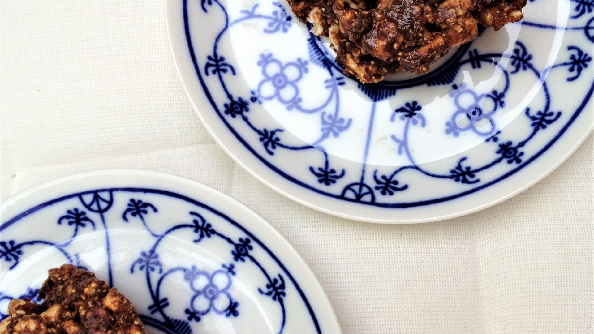 twee stukjes rijstwafel sticky bites op bordjes