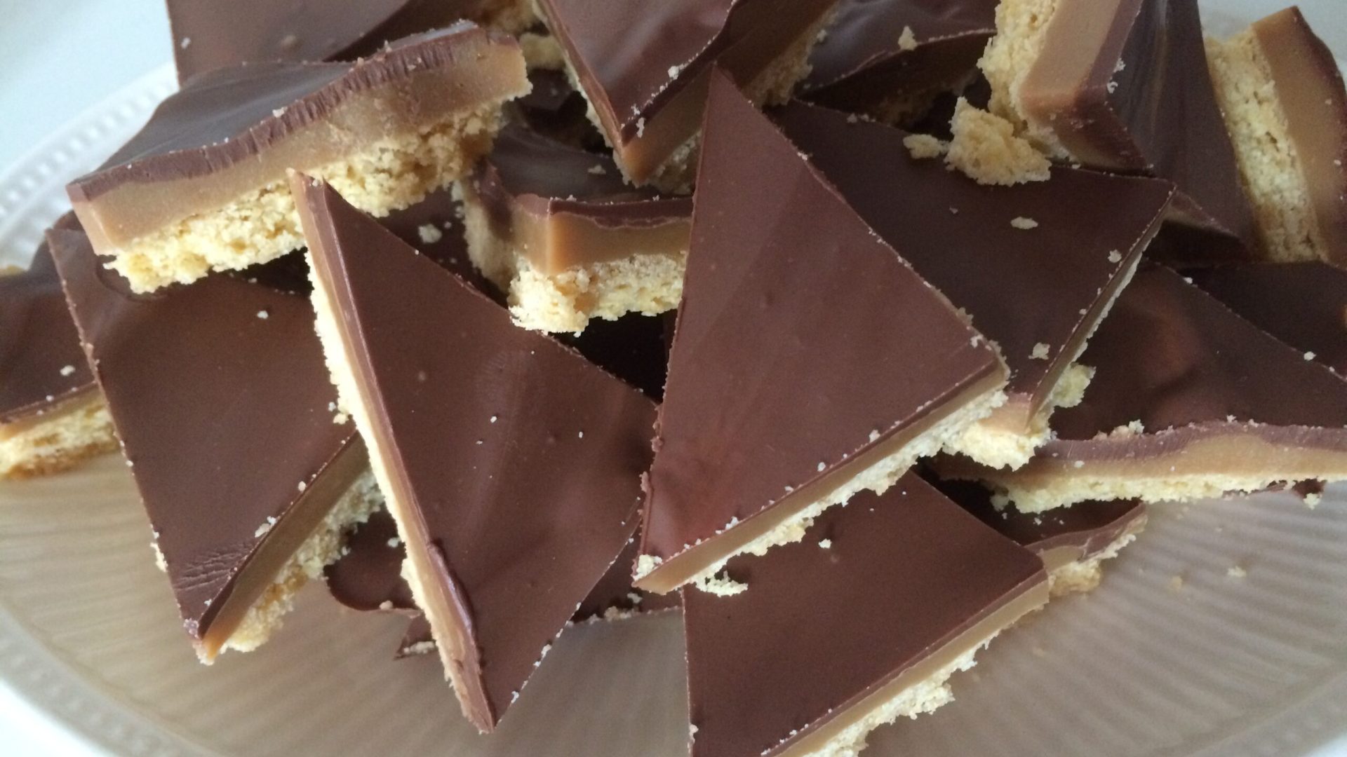 glutenvrije millionaire's shortbread op een bord in stukjes