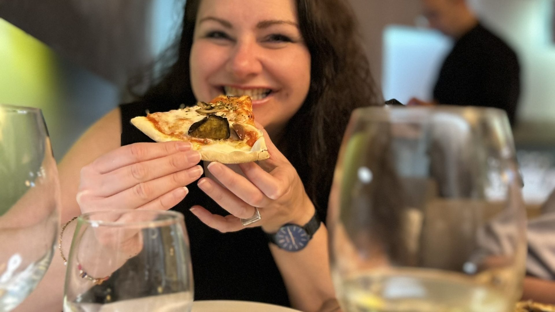 pizza vrouw eet een glutenvrije pizza in een restaurant die heerlijk smaakt