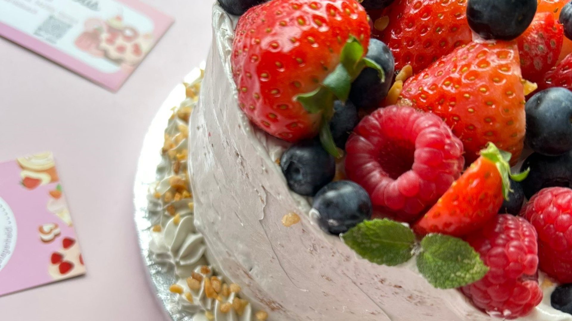 glutenvrije taart met fruit en visitekaartjes