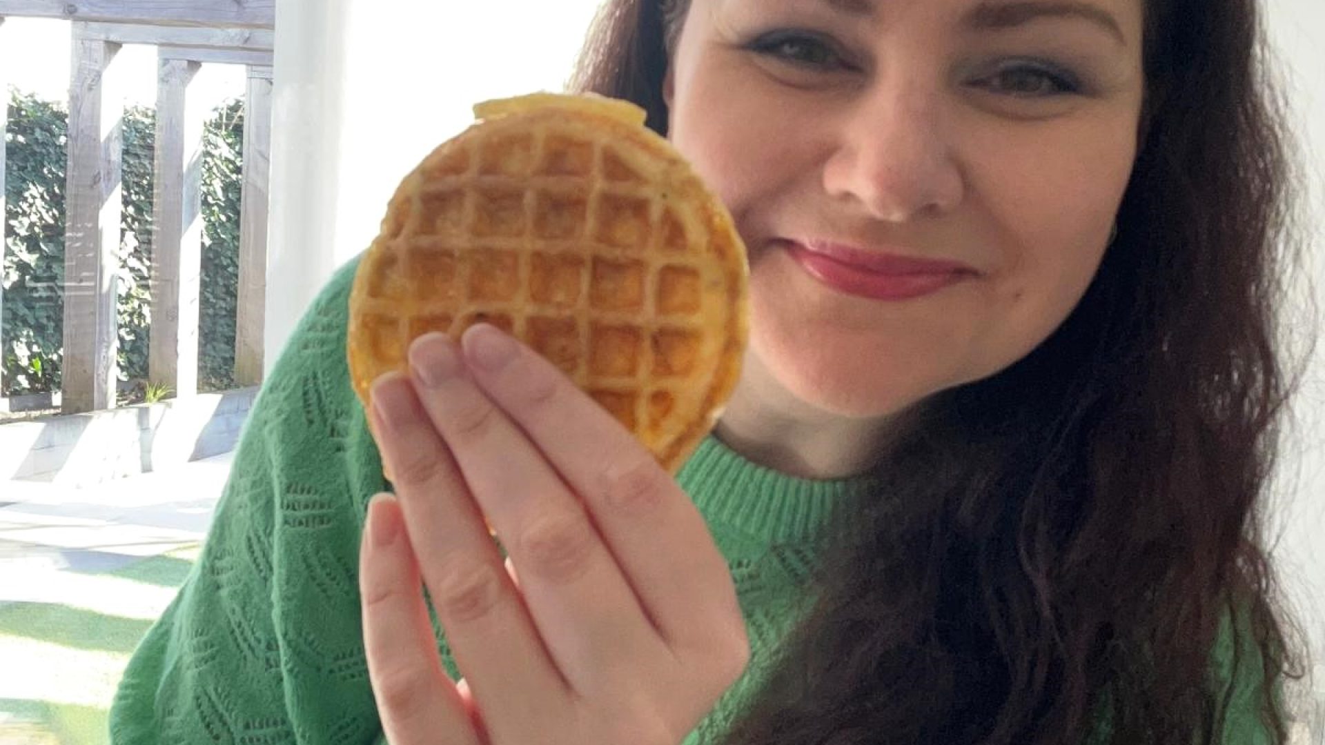 eiwafel glutenvrij Vrouw met glutenvrije eiwafel