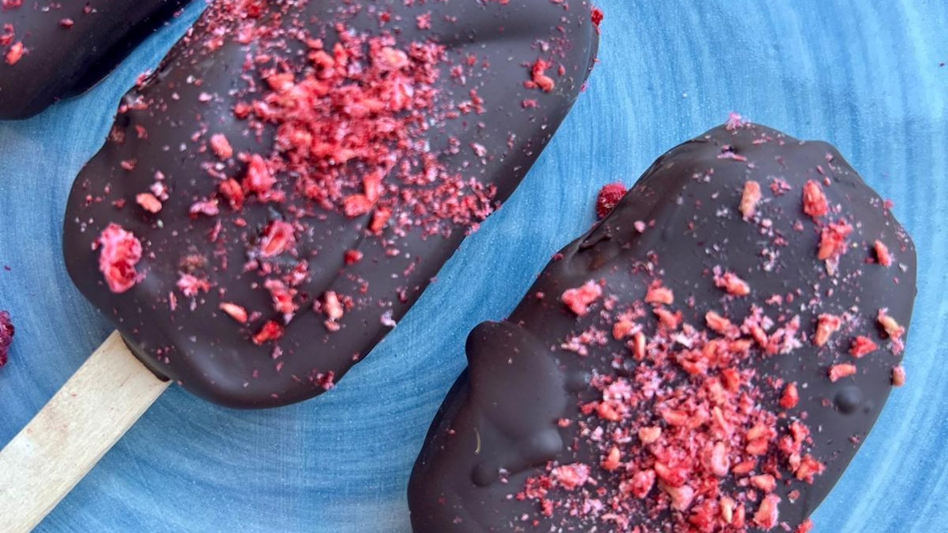 frambozen chocolade ijsjes glutenvrij op blauw bord met frambozen