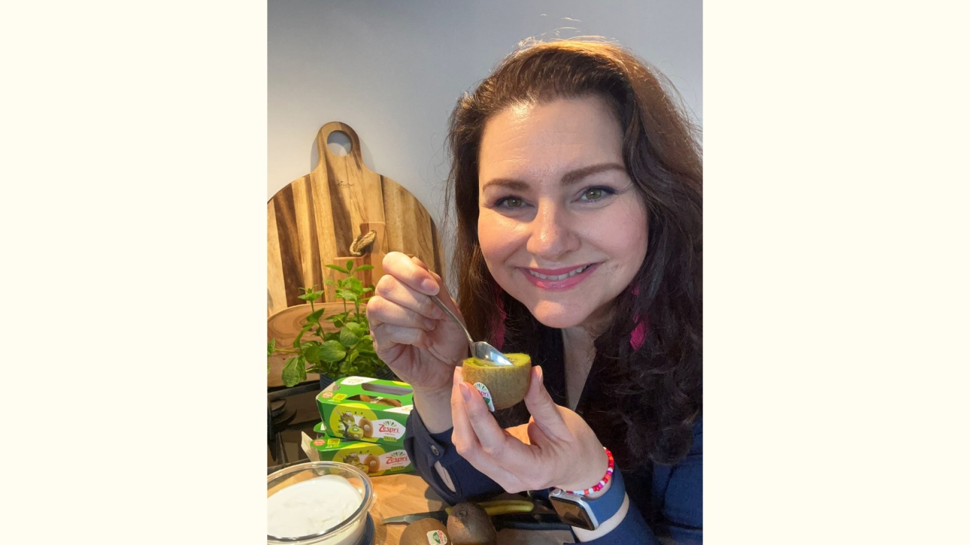 vrouw eet kiwi ontbijt vezels glutenvrij