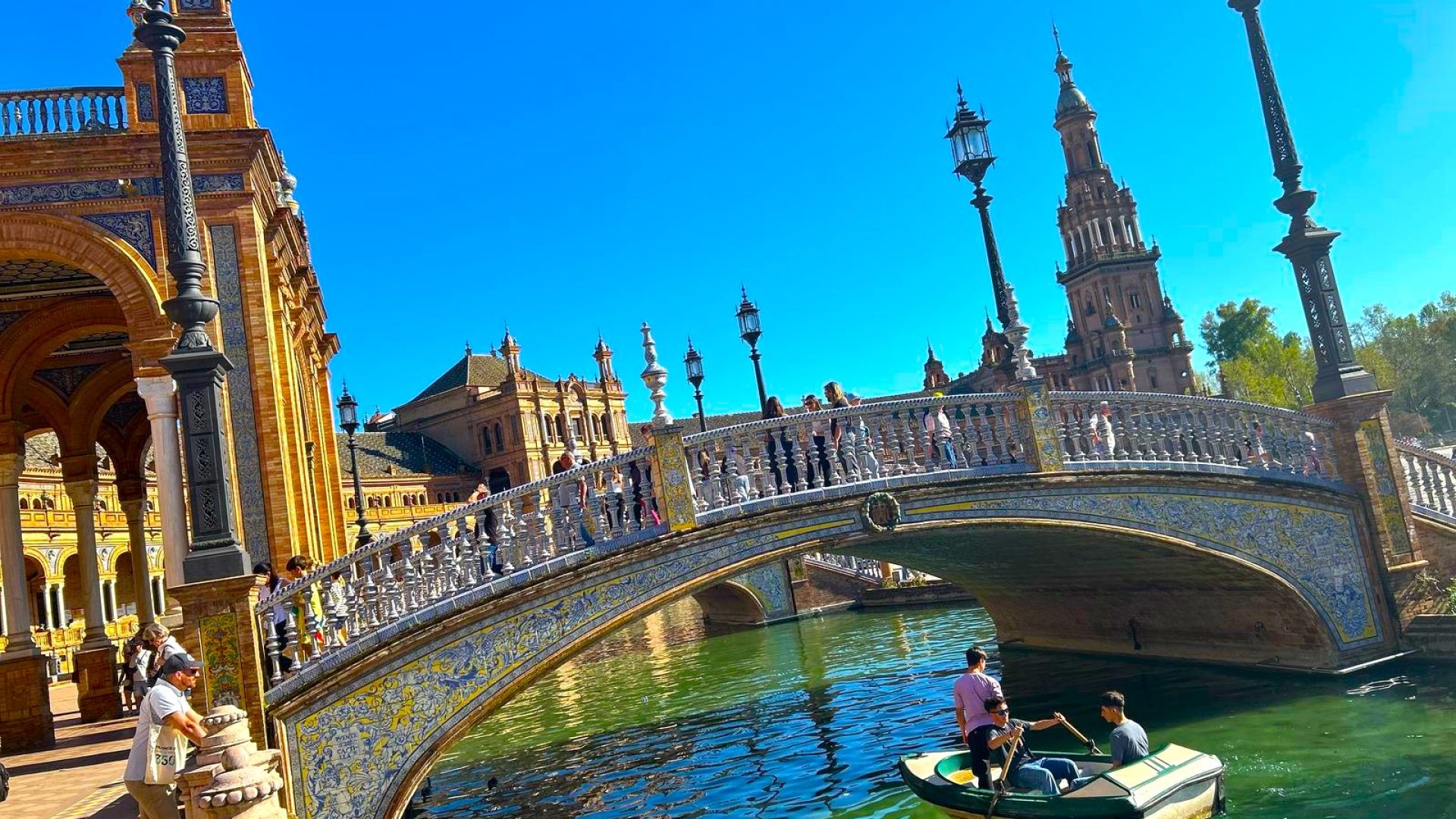 sevilla prachtig gebouw met bootje